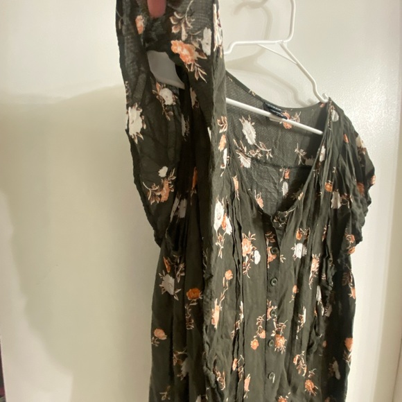 Torrid green floral flutter sleeve top - Picture 4 of 7